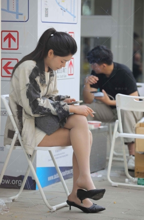 妹纸玩手机之余，晾脚挑鞋~