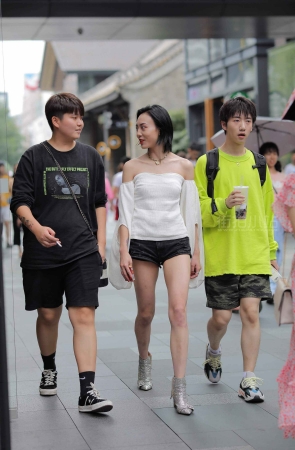 街拍美腿抹胸装短发姐姐