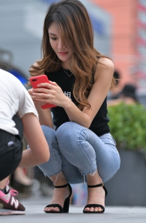 性感紧牛长腿美女