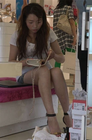 修长美腿配上细长高跟，颇有些模特风范