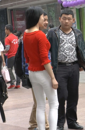 白色紧身裤热辣美妇