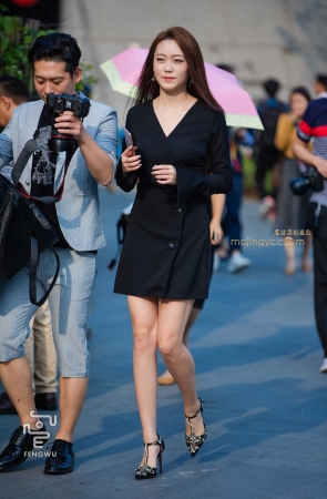 连衣短裙，裸腿，高跟（10）