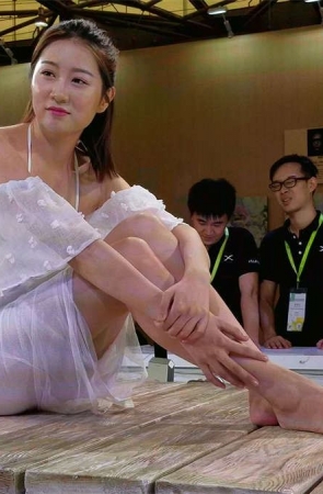 白裙气质美女就这么供人观赏