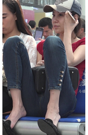 带着鸭舌帽的牛仔裤妹子