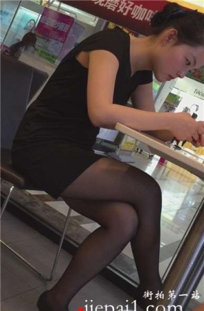 隔壁坐着这么漂亮的黑丝高跟短裙美眉，哪有不摄的道理。