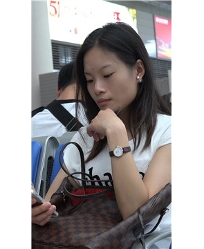 4K – 挑鞋的妹子 [2.41 GB/MP4]