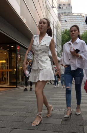 4K – 街拍白裙美女 [1.18 GB/MP4]