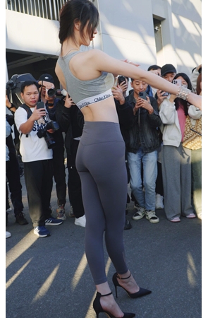 被围观的瑜伽裤小姐姐