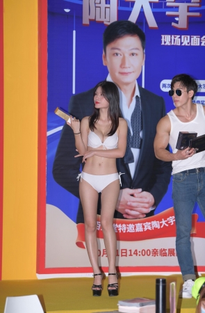 2020性文化节，白色比基尼女模