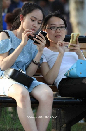 长椅上的美少女