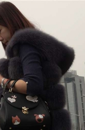 4k-毛绒外套灰色高跟鞋街拍美腿美女