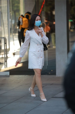 四九城嘎子街拍作品 – 白裙高跟小姐姐