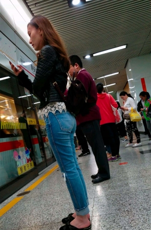 破洞紧身蓝色牛仔裤小姐姐