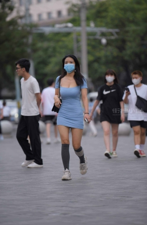 街拍蓝色包臀裙丰满女子