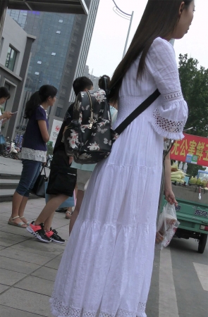 公交站等车的凉鞋美女