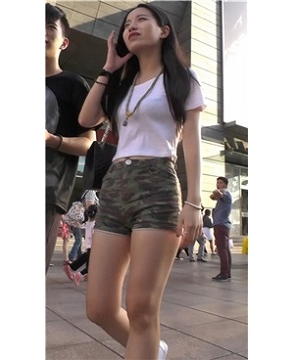 高腰迷彩热裤苹果臀性感美眉 [1.00 GB]