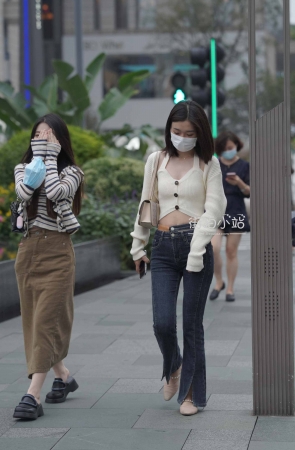 灰色牛仔裤姐姐