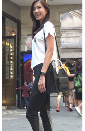 黑色紧身裤美女