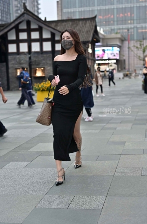 街拍黑色开叉长裙美女