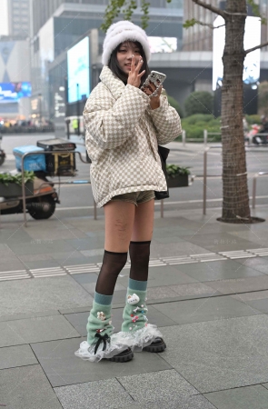 妹子上面穿得这么厚，下面穿热裤…