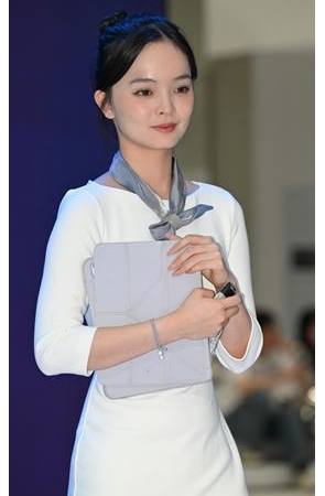 白裙美女销售(70P)