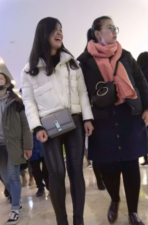 黑色紧身皮裤美女