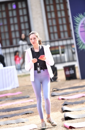 练瑜伽的小姐姐