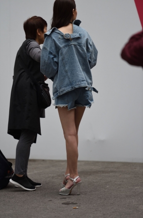 拍照的妹子，我来两P