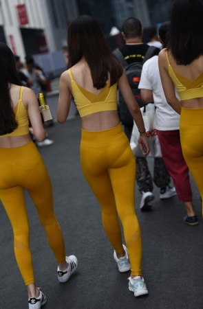 长腿紧身裤模特美女