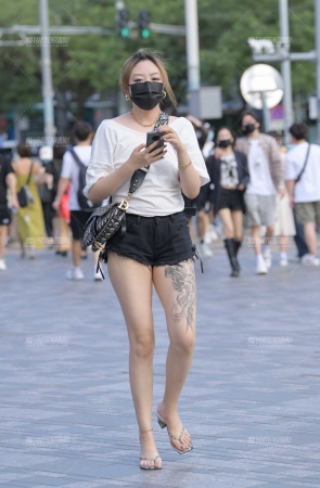 性感露背黑色热裤美女