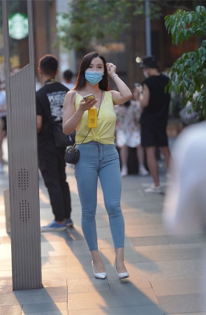 牛仔裤显丰满身材