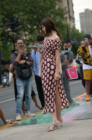 白白净净的短发女孩儿