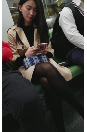 玩手机的黑丝MM[633M/MP4]