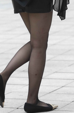 诱惑街拍黑丝皮裙shapfu