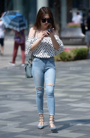 高挑牛仔裤美女