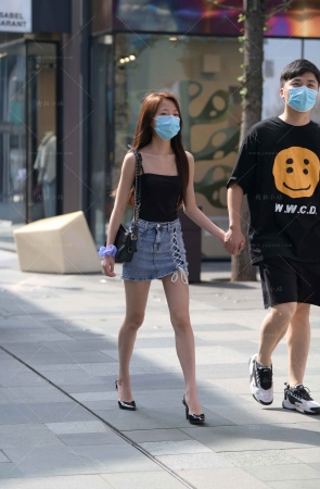 街拍牛仔裙苗条美眉