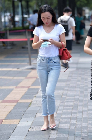 白T恤，牛仔美眉