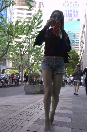 高腰热裤黑衬衫美腿