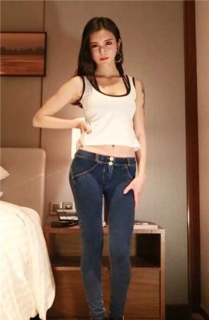 超紧蓝牛翘臀模拍美女 [371 MB]