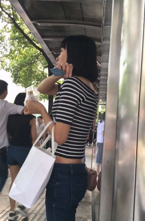 等公交的蓝色紧身牛仔裤美眉饱满圆臀