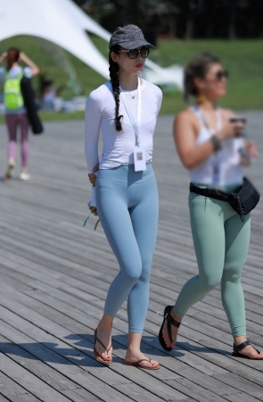 练瑜伽的小姐姐