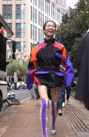 穿衣打扮有点另类的高跟美女