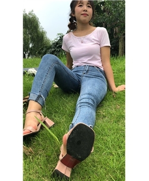 4K 紧身蓝色牛仔裤美眉小蓓超清模拍 [3.44 GB]