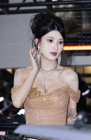 LB975-88P 26苏州改装-百万网红车模BB酱的美胸玉足 10P