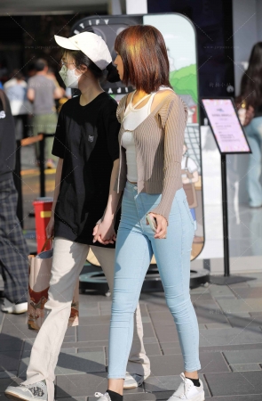 街拍可爱小清新牛仔美眉