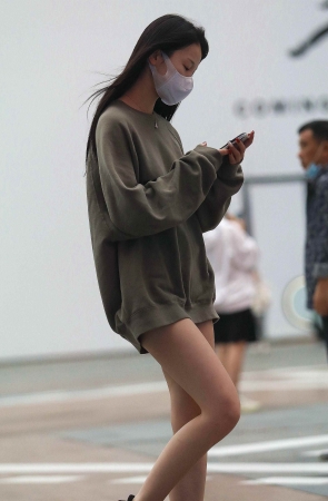 街拍美腿妹子