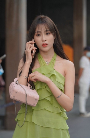 绿色性感挂脖荷叶边街拍裙装 [191P-1.94GB]