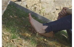 4K黄色外套紧身蓝牛草地上美足