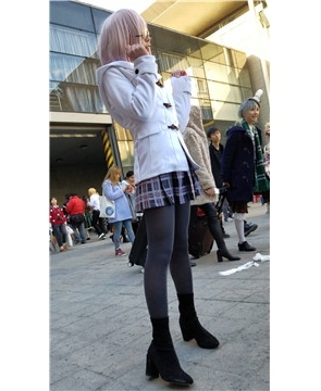 4k-白发短裙卫衣cosplay的二次元美少女