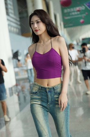 紫色吊带衫牛仔裤长腿美女